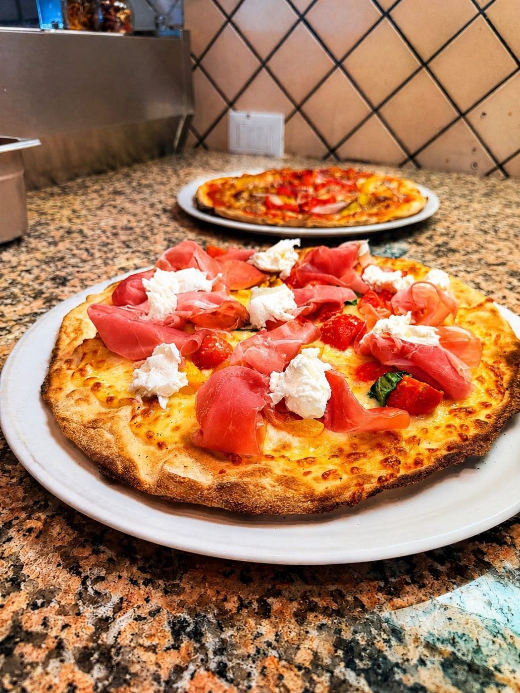 Pinsa prosciutto e bufala